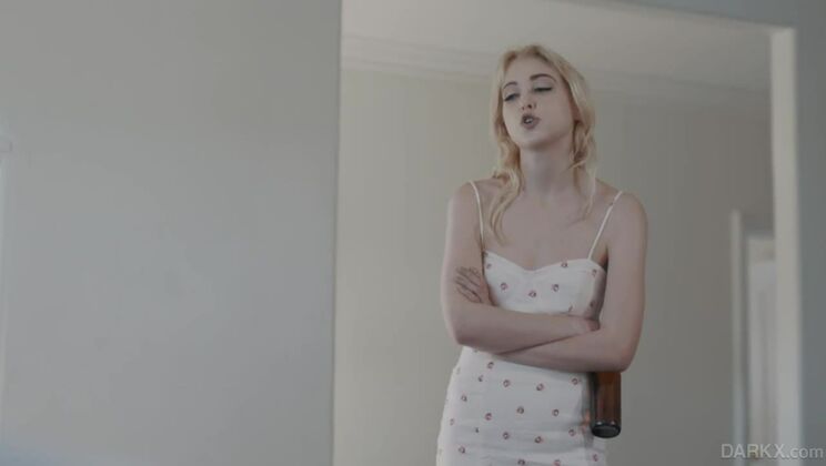 Sexy platinum teenage whore Chloe Cherry receives anal