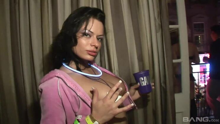 Beauteous brunette gal gets fucked in amateur porn video