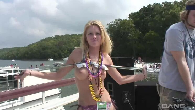 Seductive dusky female in hot amateur sex video out of the house