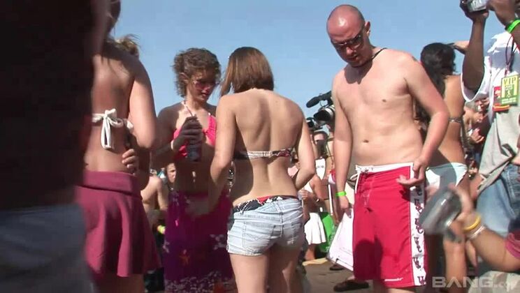 Attractive towheaded lady performin in amazing amateur sex video out of the house