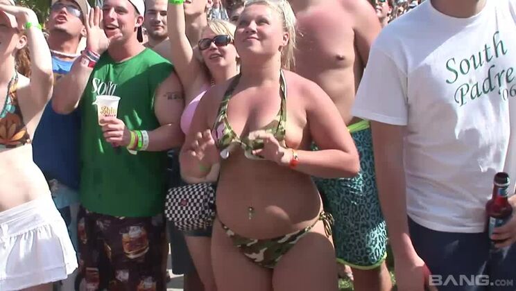 Good-looking dusky bitch in beautiful amateur video in outdoor