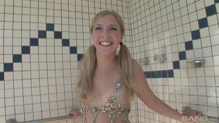 Spicy blond lady performin in amazing amateur sex video outside