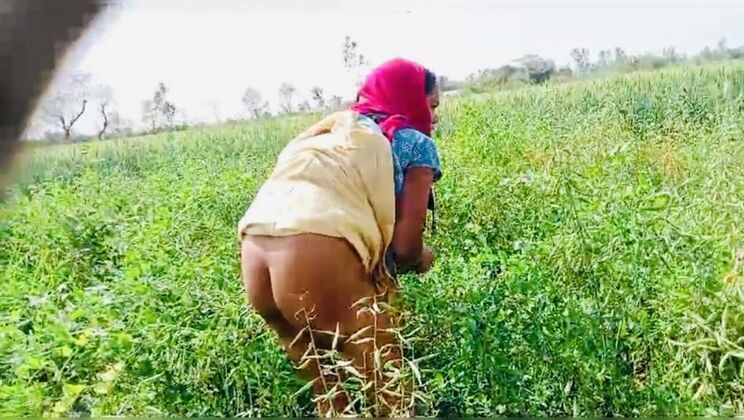 Desi Bhabhi Outdoor Fingering with RadhaDevi - Hot Indian Sex Scene