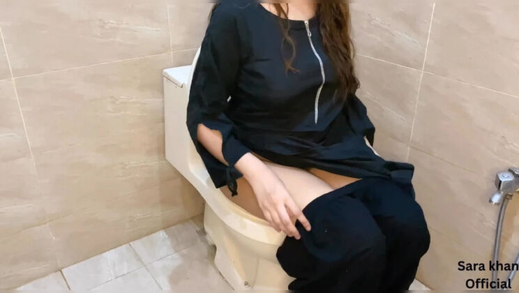 Hot Pakistani Girl Fucks Latina Sali in Bathroom - Hindi Audio Desi Sex