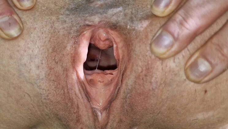 MILF Shows Wide Open Pussy & Pissing Outdoors - HD Solo Action
