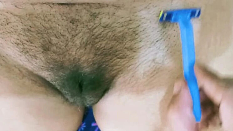Asian babe shaves her tight pussy with boyfriend's help - Super Love