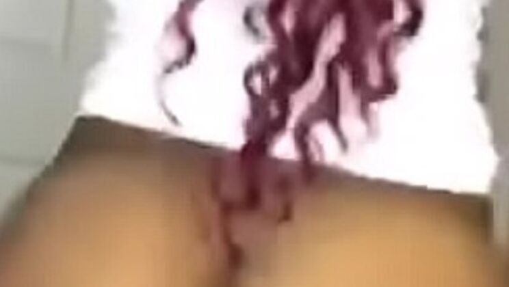 Ebony thot shows pussy on IG live