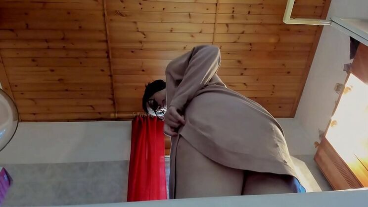 Hot Italian Pissing in WC - Spy Cam Toilet Face Pee