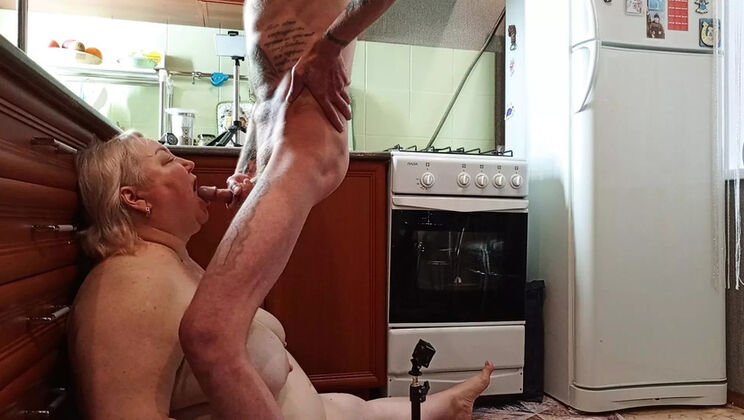 Russian MILF Zona901 Gives Deep Throat Blowjob and Swallows Cum