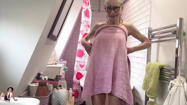 Granny Jacy Creams Her Tight Pussy with a Dildo in 4K