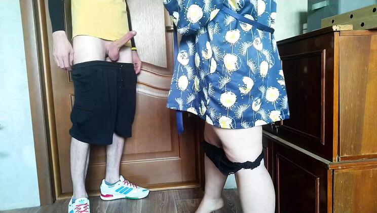 Mature Ukrainian MILF Gives Handjob Cumshot to Virgin Delivery Guy