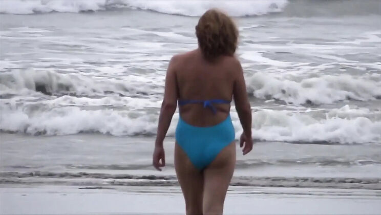 Ardientes69 Amateur Latina MILF Exposes Herself on Beach Before Peeing and Fucking Stranger
