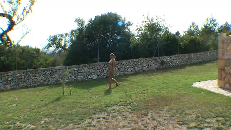 SweetSusi Outdoor Pissing on Tree - German MILF Golden Shower Fetish