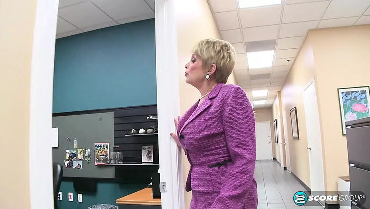 Lin's Kinky Cum Party with Blonde MILF Lin Boyde and Joey Hogger Hardcore Blowjob