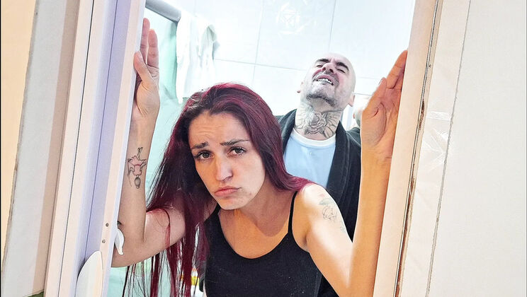 Fanny Squirting Surprise: Sneaky Bathroom Fuck with My Hot Sister-in-Law