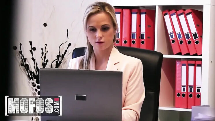 Slender Cristal Caitlin Spreads Wide For Huge Dick In Wet Pink Pussy - Blowjob & Hardcore