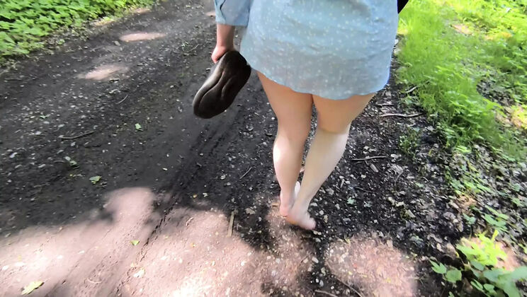 Bouncy Tits Outdoor Training: Public Vagina Slapping for World Record Domination