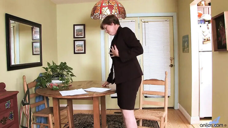 Lynn Ray Solo Masturbation - Big Ass Granny Fingering Her Camel Toe in Shorts & Stockings