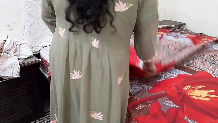 Desi Stepmom Rough Fucks On Bed While Changing Sheets - QueenbeautyQB Hardcore