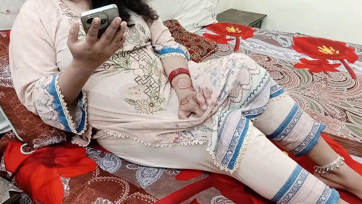 Desi Stepmom QueenbeautyQB Fucks Hard Doggy Style & Gets Creampie - Hot Homemade Sex