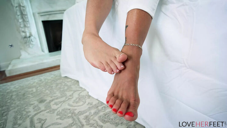 Blonde MILF Sandy & Alexis JOI Feet Tease - Foot Fetish & Lesbian 4K HD