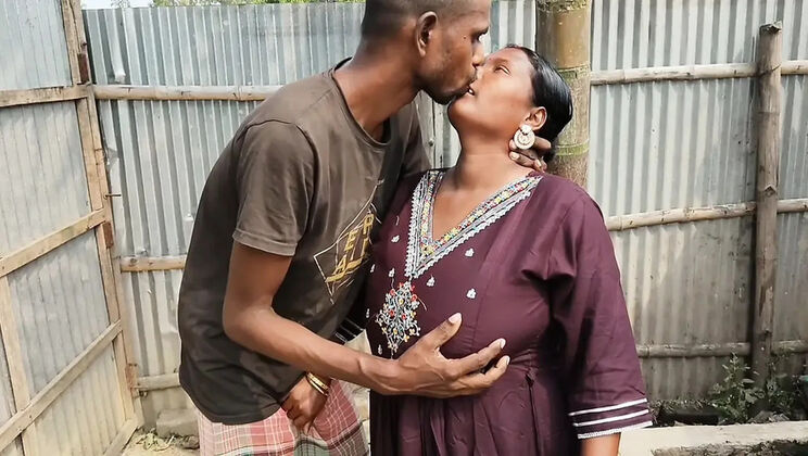 Desi Bhabhi Outdoor Doggy Style Fucking - Big Tits Indian Aunty Sex