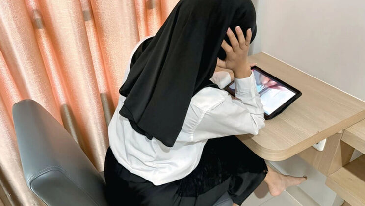Indonesian Hijab Office Assistant Clarelia Caught Watching Porn - Big Ass Doggy Style Fuck with Boss Jamsen