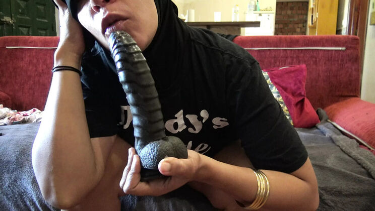 Kurdish muslim teen from Istanbul plays with her hairy pussy until she cums